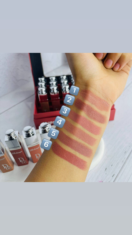 تست رنگ رژ لب جامد طرح دیور