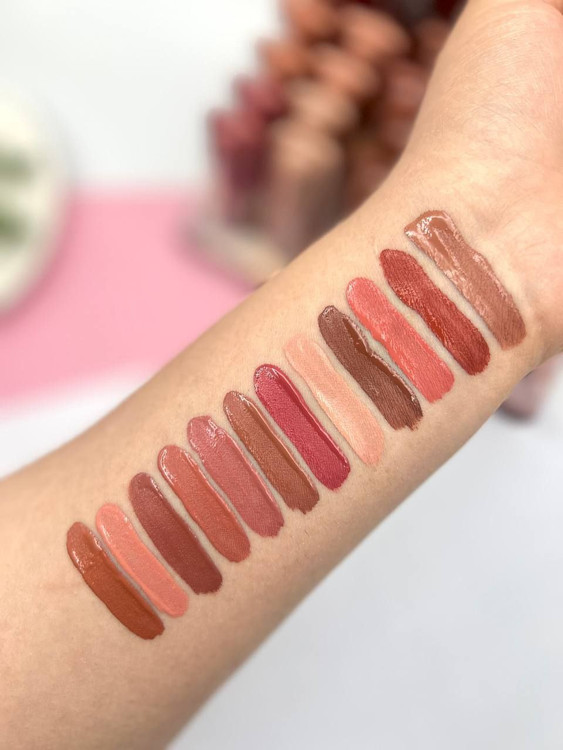 تست رنگ رژ لب مایع اسنس طرح مات